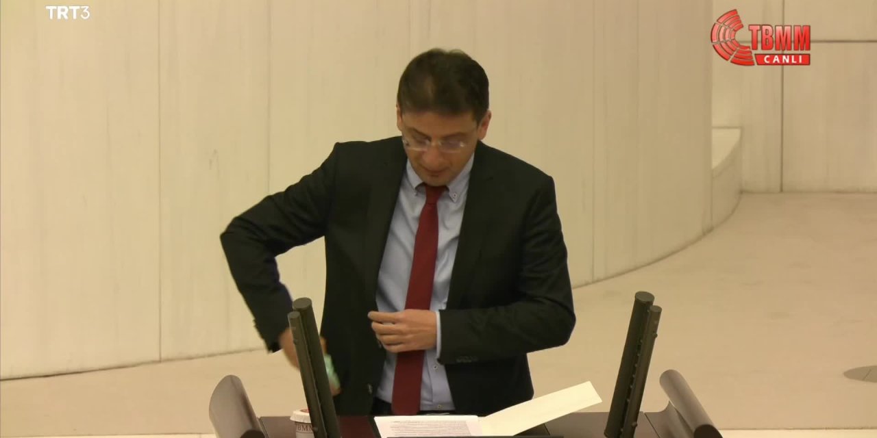 CHP'Lİ EMRE'DEN ÇAVUŞOĞLU'NA: "BÜYÜKELÇİ ATADIĞINIZ KİŞİNİN BANKACILAR İLE SARRAF ARASINDA GÖRÜŞMELERİ ORGANİZE EDEN KİŞİ OLDUĞUNU GÖRMEDİNİZ Mİ?"