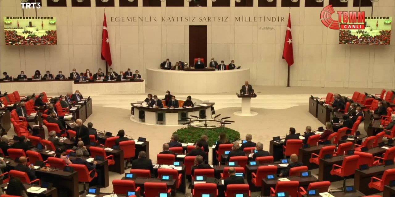 HDP'Lİ ÖZEN: "GENCO ERKAL, MÜJDAT GEZEN, METİN AKPINAR, FAZIL SAY'A, HATTA NOBEL ÖDÜLLÜ ORHAN PAMUK'A BİLE CUMHURBAŞKANINA HAKARET DAVASI AÇILDI"