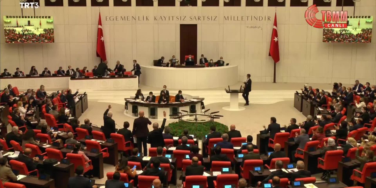 HDP'Lİ ÖZSOY'DAN AKP'Lİ CAHİT ÖZKAN'A: "FETÖ'CÜSÜN SEN ÇIK ORADAN, OTUR. KARŞINDA ÇOCUK YOK. SÜLEYMAN SOYLU GİBİ PARMAK SALLAMAYIN"