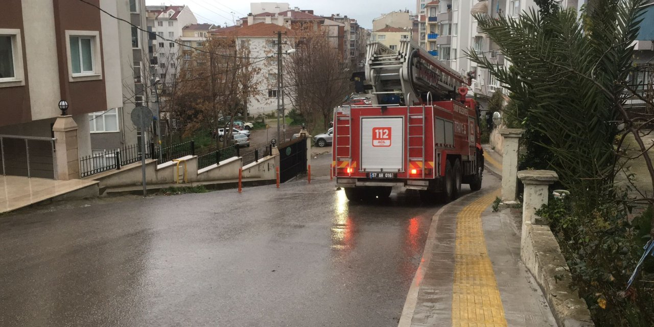 ELEKTRİK TELLERİNE TAKILAN MARTI KURTARILDI