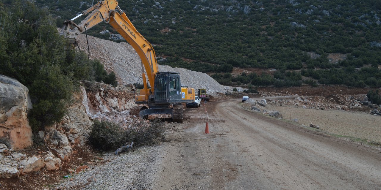 KORKUTELİ- GÜZLE YOLU ÇALIŞMALARINDA SONA GELİNDİ