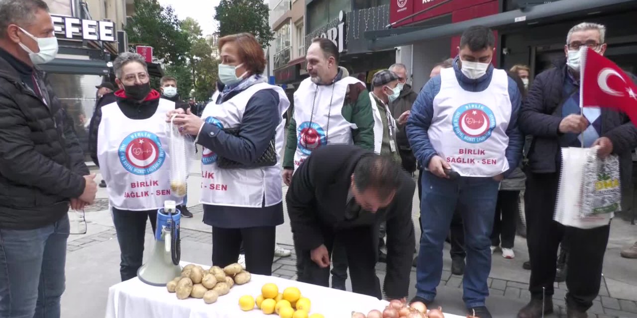 SAĞLIK ÇALIŞANLARI İZMİR'DE SOĞAN, PATATES VE LİMON SATTI, HÜKÜMETE SESLENDİ: "BIRAKIN EK İŞ YAPALIM"