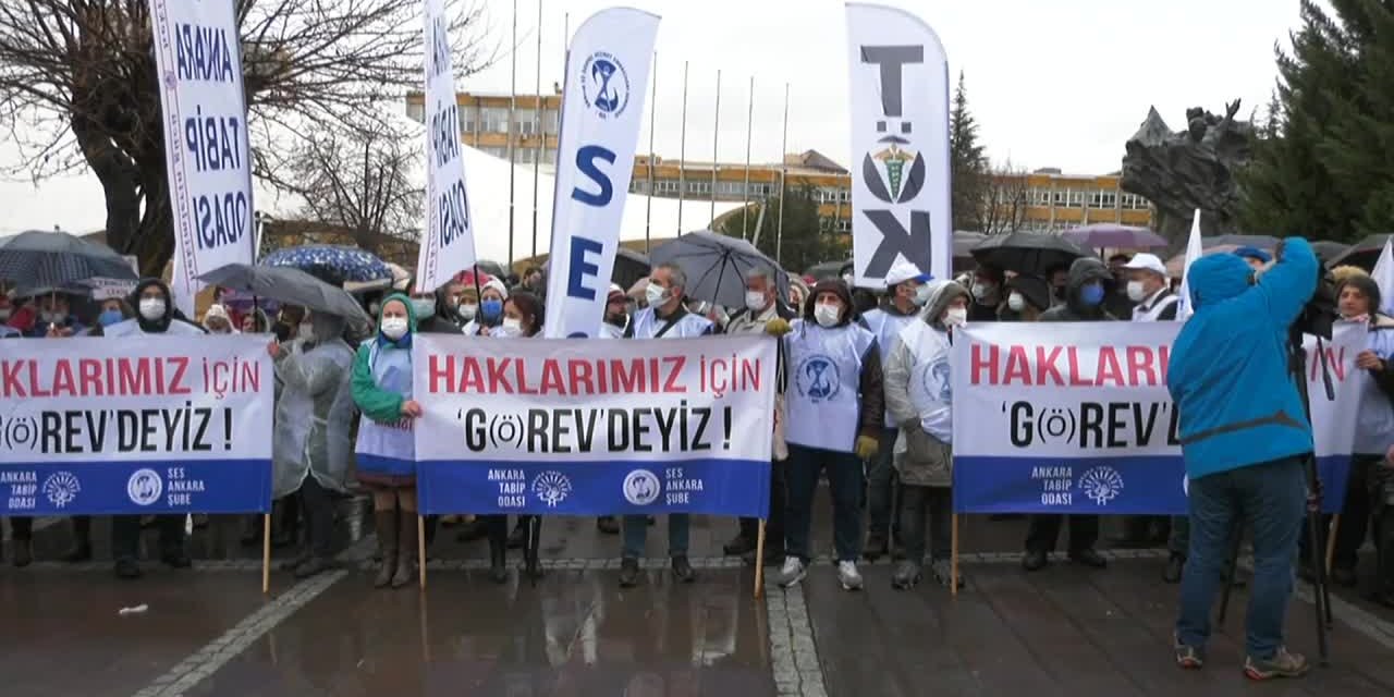 HEKİMLER VE SAĞLIK ÇALIŞANLARI ANKARA'DA İŞ BIRAKTI: "EMEĞİMİZ VE GELECEĞİMİZ İÇİN ARTIK G(Ö)REV ZAMANIDIR"