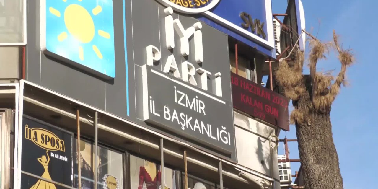 İYİ PARTİ İZMİR İL BAŞKANLIĞI, SEÇİM İÇİN GERİ SAYIM YAPAN TABELA ASTI!