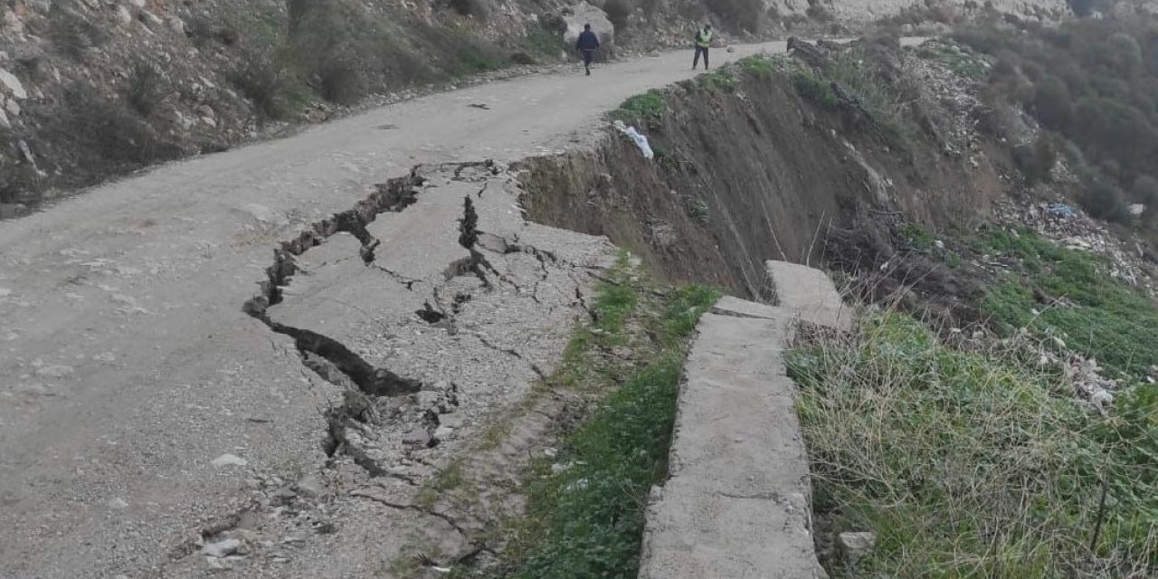 KARABURUN'DA YOL ÇÖKTÜ