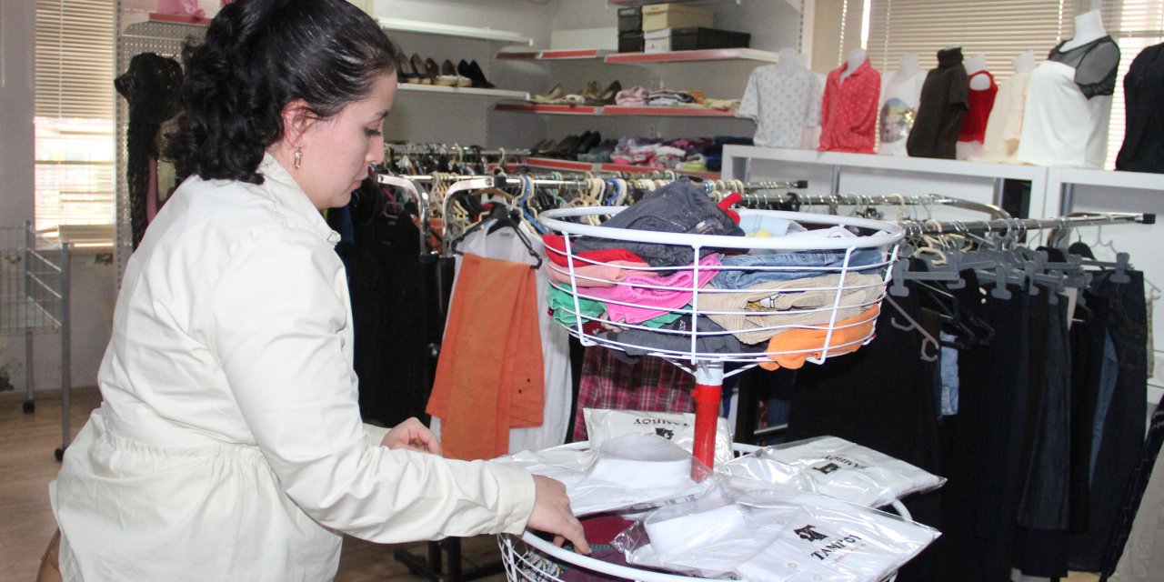 DÖŞEMEALTI'NDA "SOSYAL MARKET" GÖNÜLLERİ ISITIYOR
