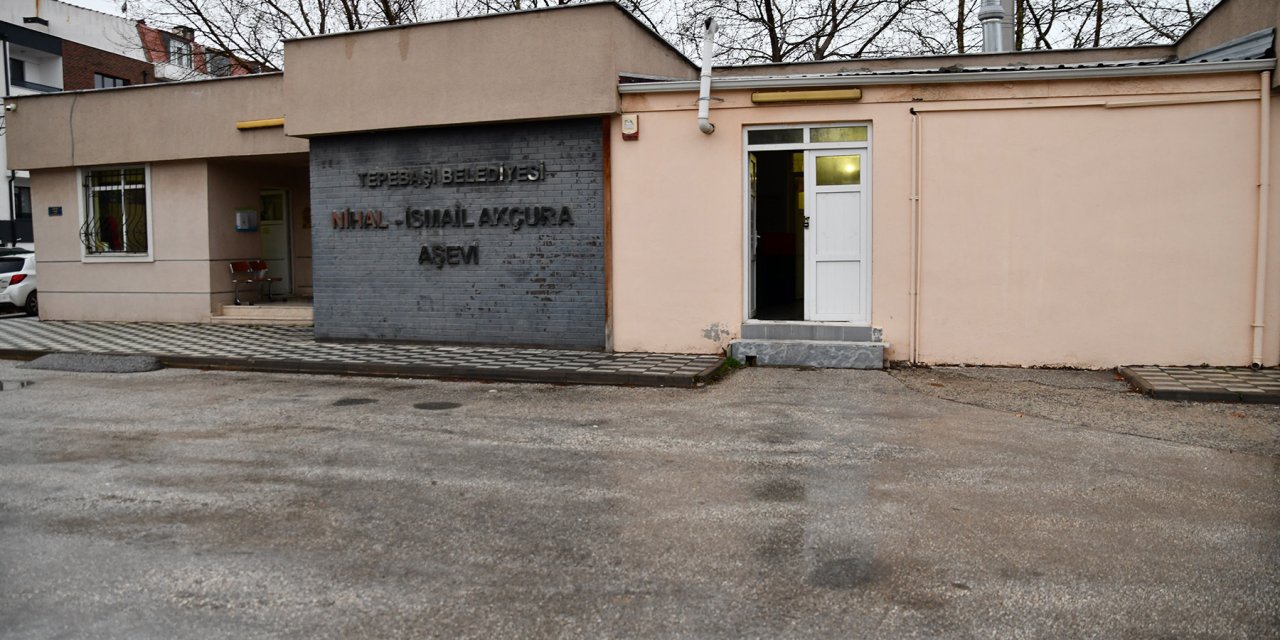 TEPEBAŞI’NDA HER GÜN 400 KİŞİYE YEMEK DAĞITILIYOR