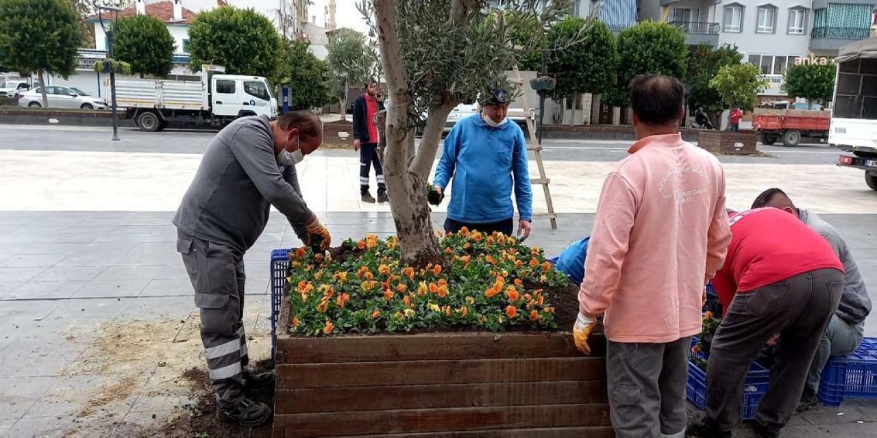 ANTALYA'DA NOEL BABA MEYDANI IŞIL IŞIL OLDU