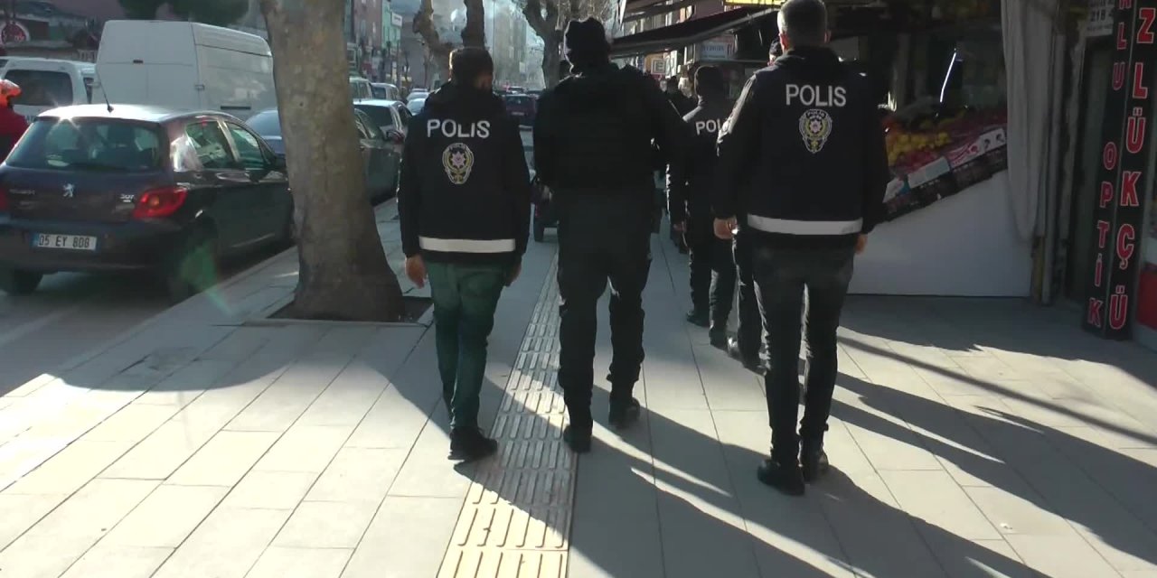 Kağıt Gibi Ezilen Araçtan Hafif Yaralarla Kurtuldu