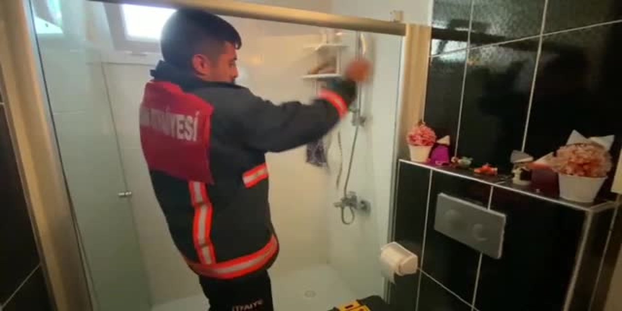 MERSİN’DE DUŞ KABİNİNE SIKIŞAN MUHABBET KUŞUNU İTFAİYE KURTARDI