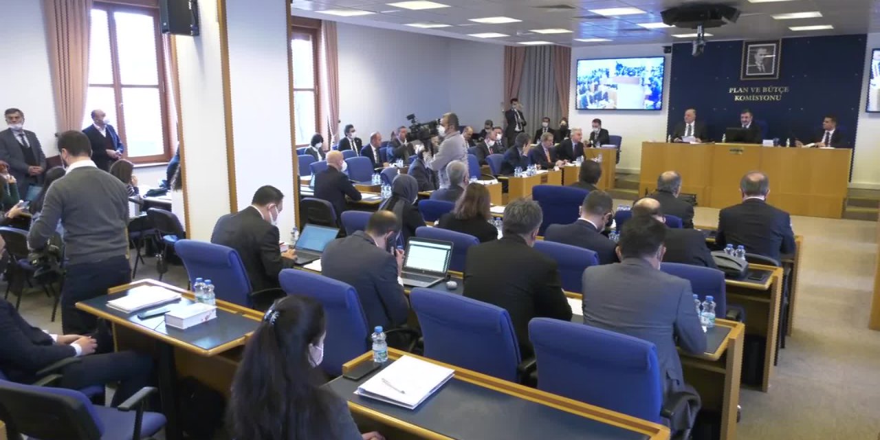 ASGARİ ÜCRET TEKLİFİNİN GÖRÜŞMELERİ TARTIŞMALI BAŞLADI: ANAYASA’NIN EŞİTLİK İLKESİNE AYKIRI