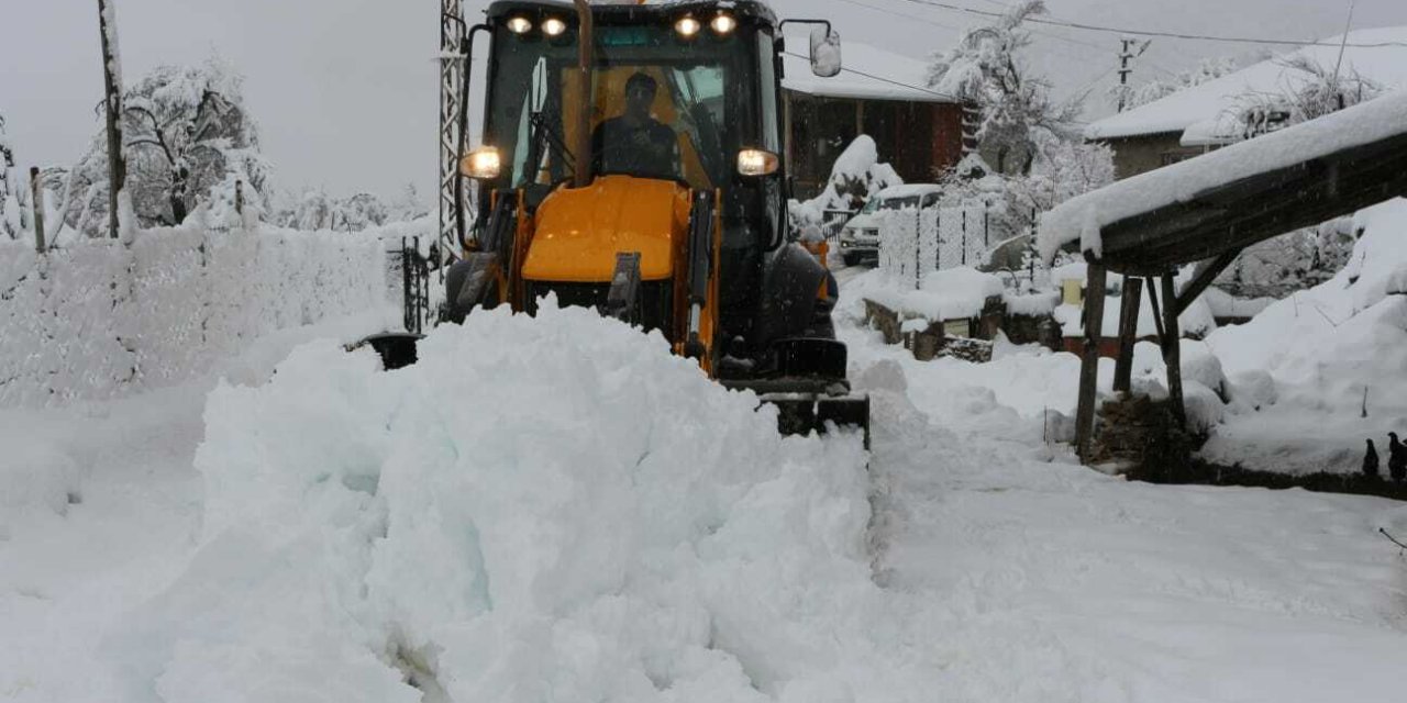 ANTALYA BÜYÜKŞEHİR, KARLA KAPANAN YOLLARI ULAŞIMA AÇIYOR