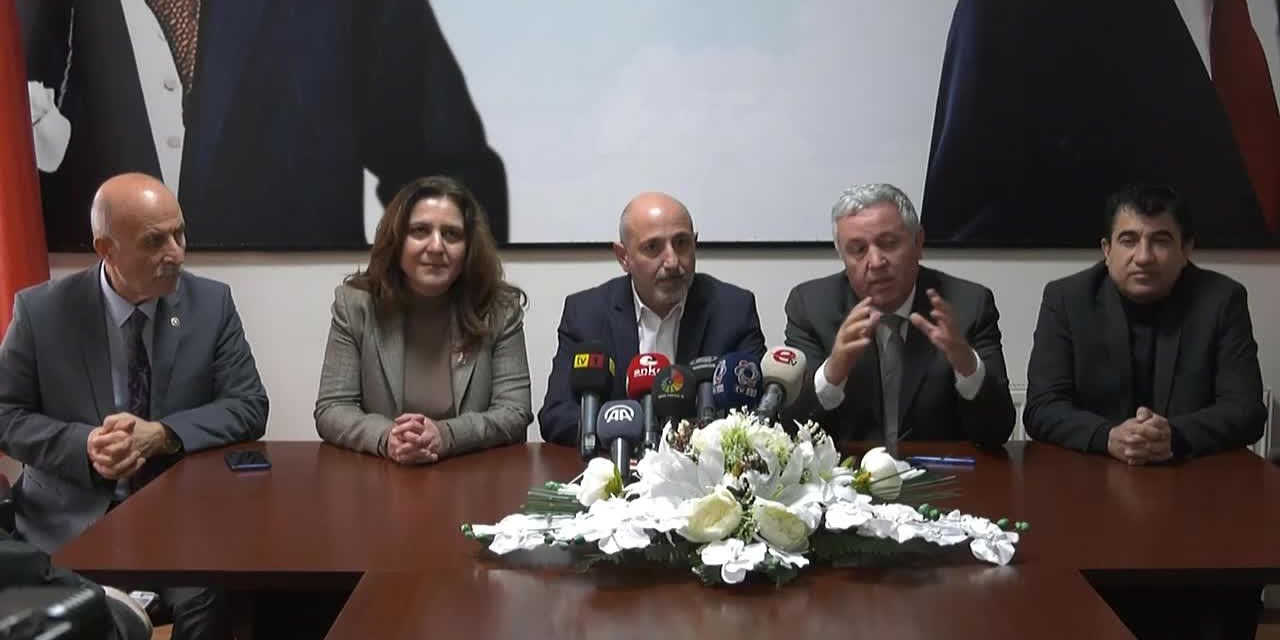 ÖZTUNÇ: "BAKARA SURESİ'NİN NERESİNDE 'SEN SARAYLARDA OTUR, MİLLET EV BULAMASIN' YAZIYOR"