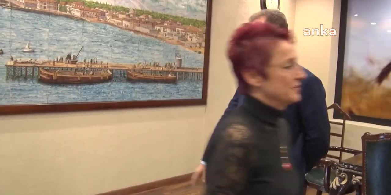 VAHAP SEÇER’DEN TÜRKİYE’NİN KONUŞTUĞU NİKÂH MEMURU DİLEK YÖRÜK’E TEŞEKKÜR BELGESİ: "“ŞEHİR DIŞINDAN GELİP NİKAH KIYDIRMAK İSTEYEN VAR”