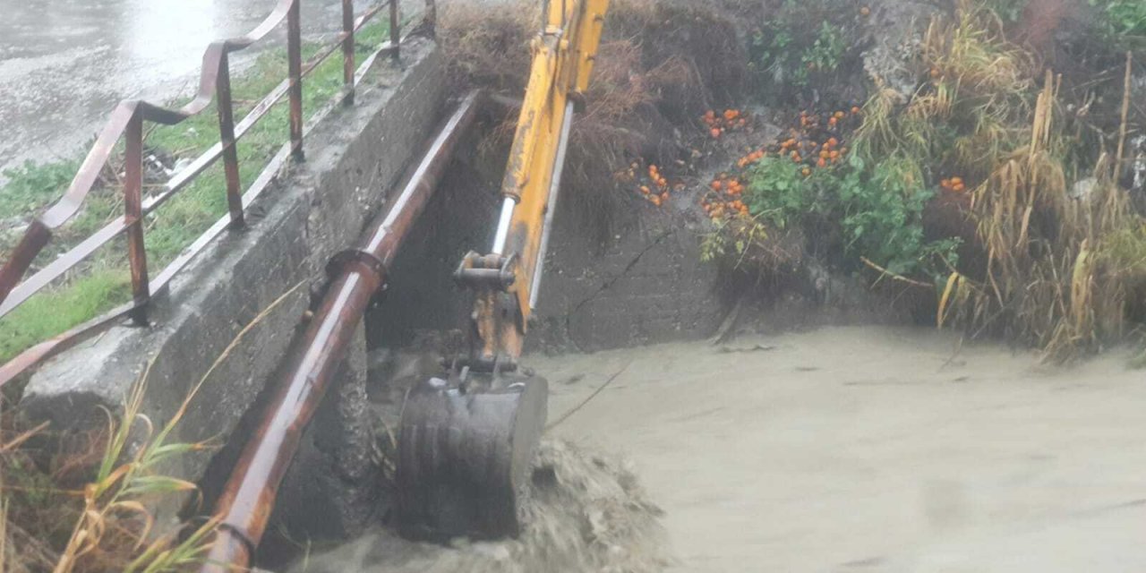ARSUZ BELEDİYESİ YOĞUN YAĞIŞ SONRASI TEYAKKUZDA