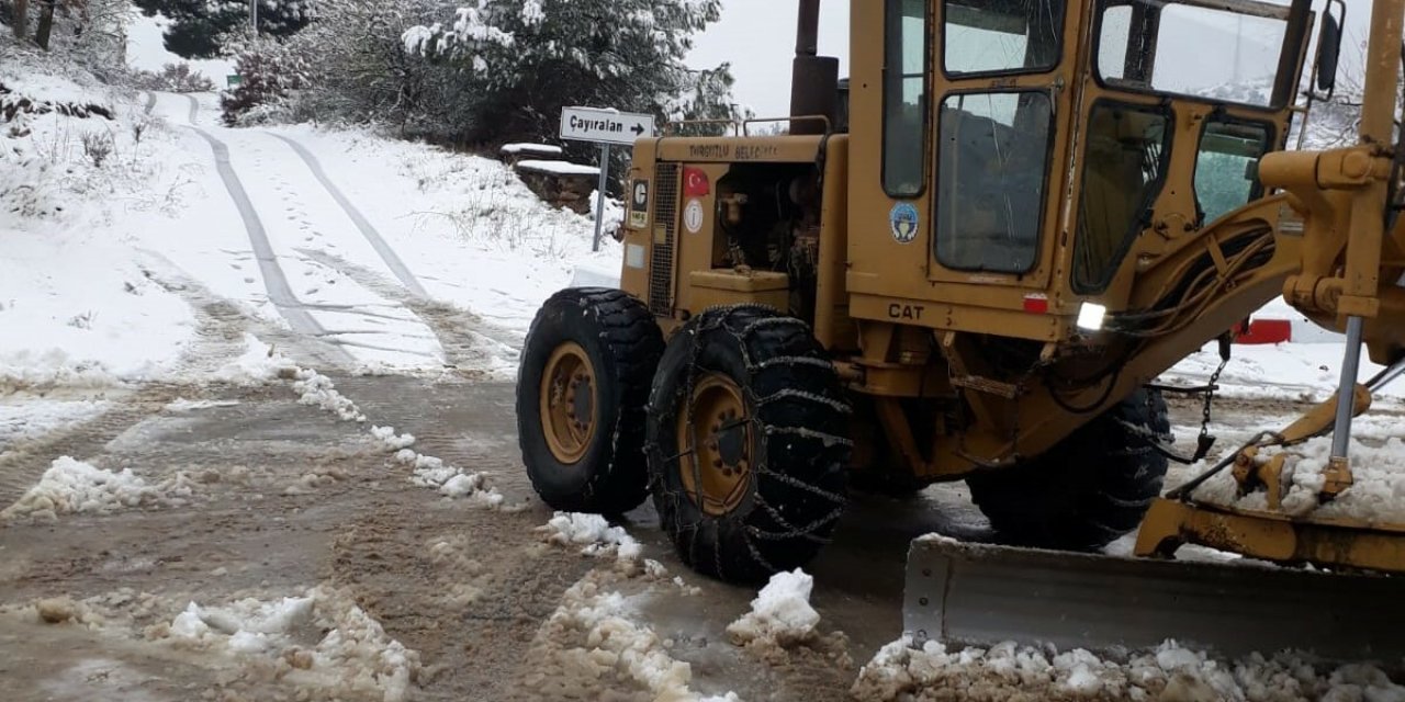 TURGUTLU BELEDİYESİ'NDEN HAFTA SONUNDA KAR MESAİSİ