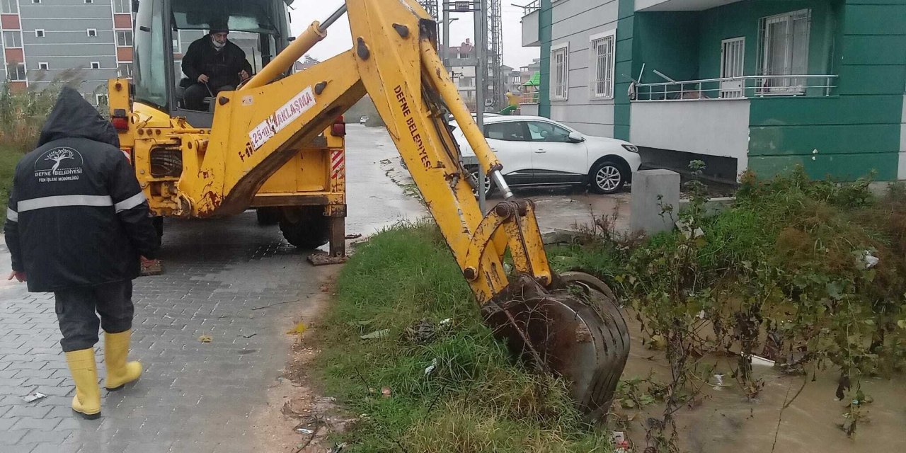 DEFNE BELEDİYESİ EKİPLERİNDEN YOĞUN YAĞIŞ SONRASI ANINDA MÜDAHALE