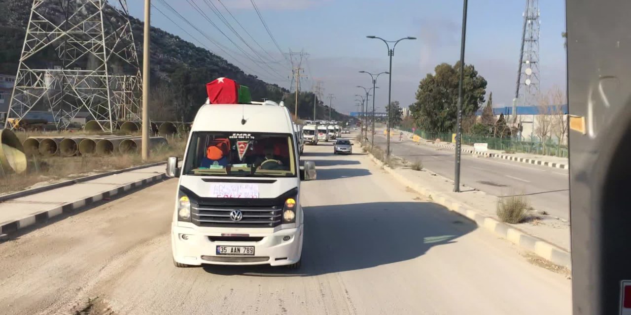 MANİSA'DA SERVİS ŞOFÖRLERİ EYLEM YAPTI: "DEPOMUZU İKİ KEZ AYNI FİYATA DOLDURAMIYORUZ"