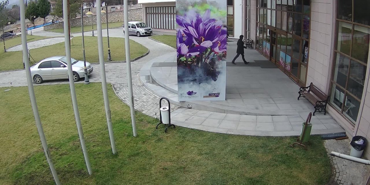 SAFRANBOLU'DA BİR GRUP ''BURADA SELAHATTİN DEMİRTAŞ KİTABI SATAMAZSINIZ'' DİYEREK KİTAP FUARINI BASTI