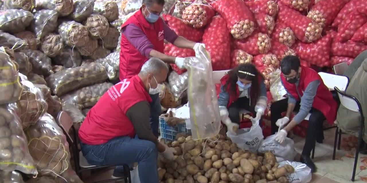 MERSİN BÜYÜKŞEHİR'DEN DAR GELİRLİ VATANDAŞLARA YÖNELİK PATATES VE SOĞAN DAĞITIMI