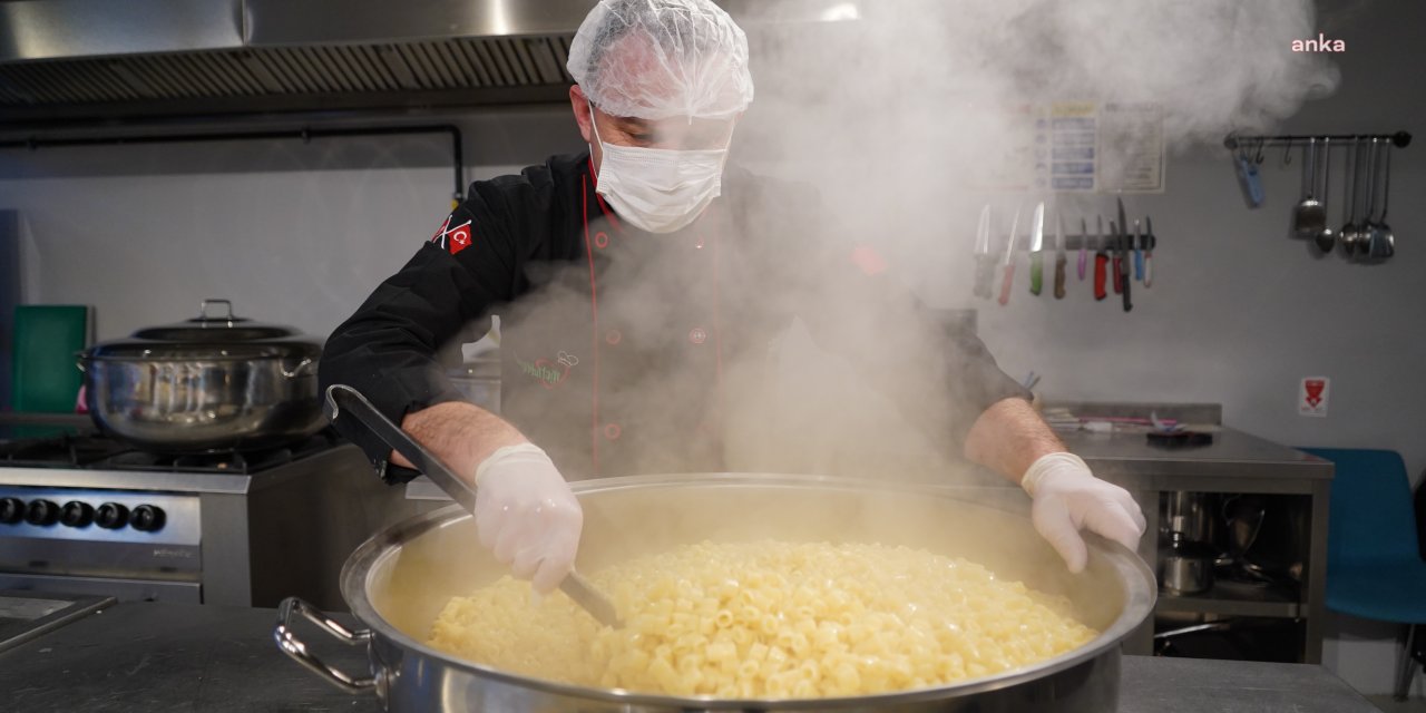 LÜLEBURGAZ'DA 74 BİN KAP SICAK YEMEK “SEVGİYLE” HAZIRLANDI