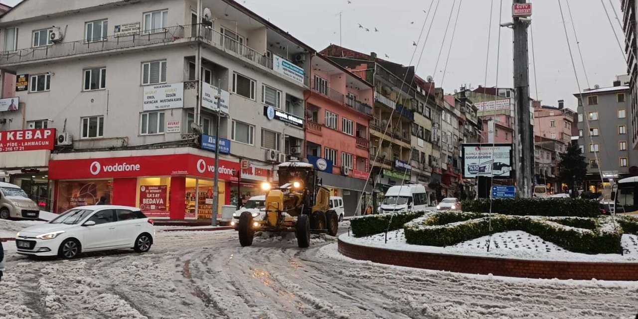 KDZ. EREĞLİ BELEDİYESİ EKİPLERİ, KARLA MÜCADELE İÇİN SAHADA