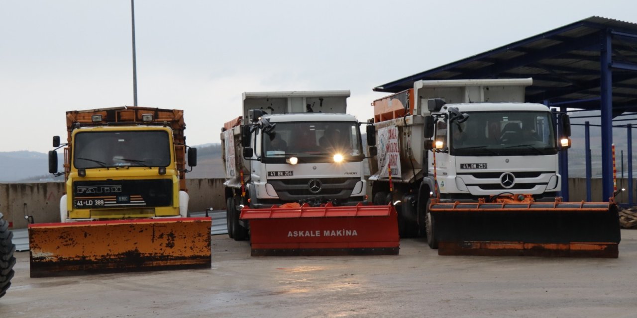 İZMİT BELEDİYESİ KAR TİMİ KARLA MÜCADELEYE HAZIR