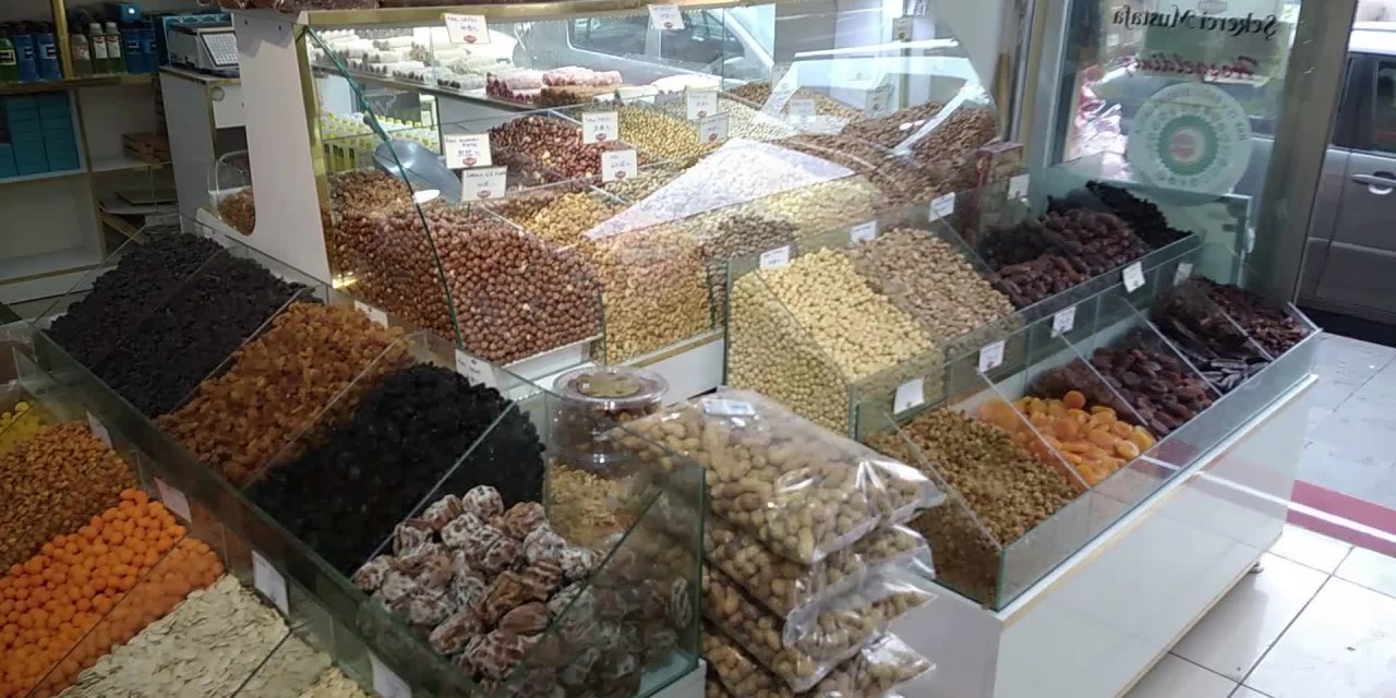 KAYSERİLİ KURUYEMİŞÇİDEN, YILBAŞI ÖNCESİNDE YÜKSEK FİYAT TEPKİSİ: “DOLARLA HESAPLIYOR FINDIĞI, BÖYLE BİR ŞEY OLAMAZ”