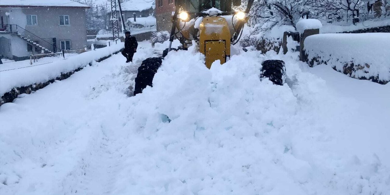 KAYSERİ’DE KAR NEDENİYLE KAPANAN 74 MAHALLE YOLU AÇILDI