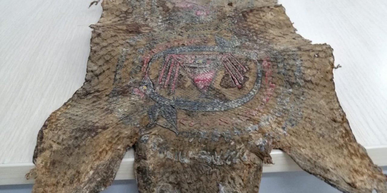 KARABÜK'TE İBRANİCE YAZILARIN VE FİGÜRLERİN BULUNDUĞU YILAN DERİSİ ELE GEÇİRİLDİ