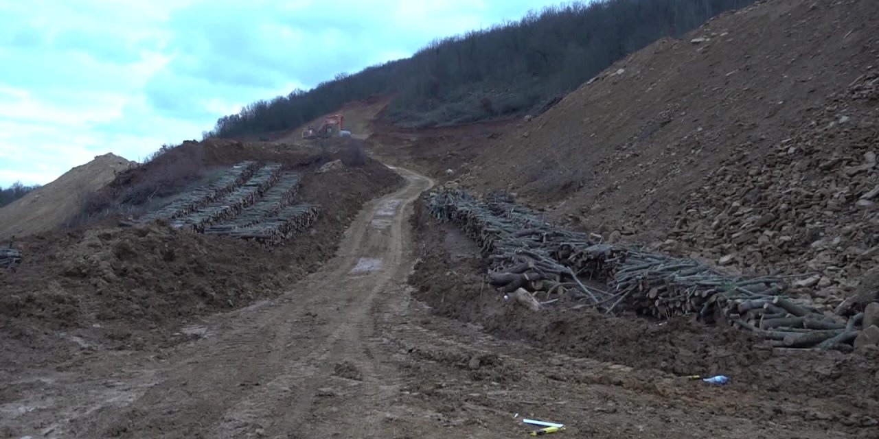 TEKİRDAĞ’DA BARAJ İNŞAATI ALANINDAKİ AĞAÇLAR KESİLDİ