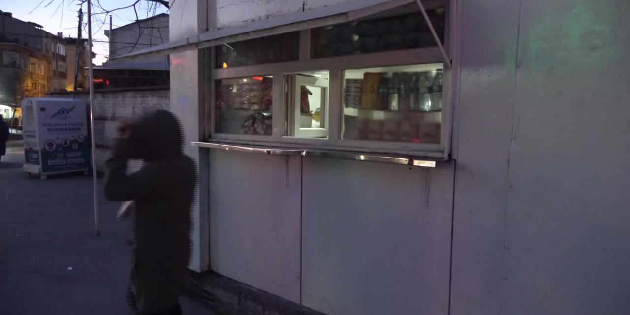 VATANDAŞ GÜN AĞARMADAN HALK EKMEK KUYRUĞUNA GİRİYOR: "ARTIK EKMEK DE YİYEMEYECEĞİZ BİTTİK BİZ"