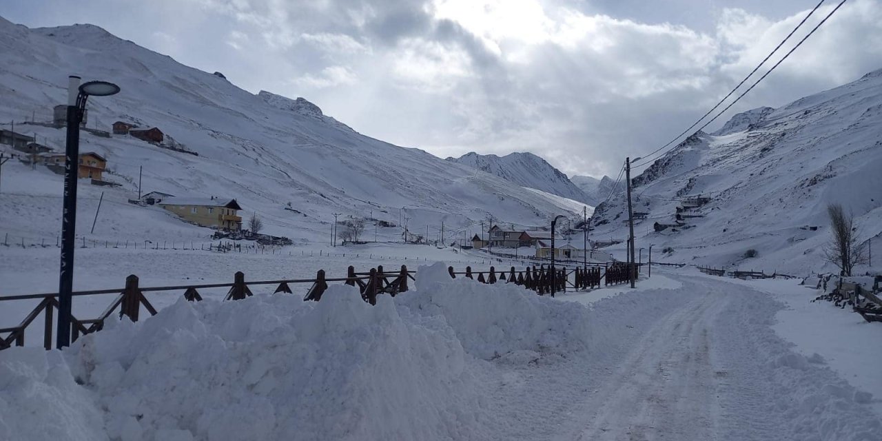 İKİZDERE'DE KAR KALINLIĞI 30 SANTİMETRE