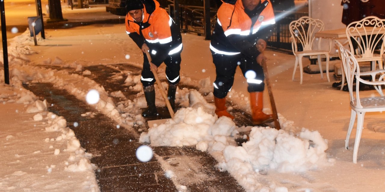 KDZ. EREĞLİ BELEDİYESİ EKİPLERİ KARLA MÜCADELE İÇİN SAHADA