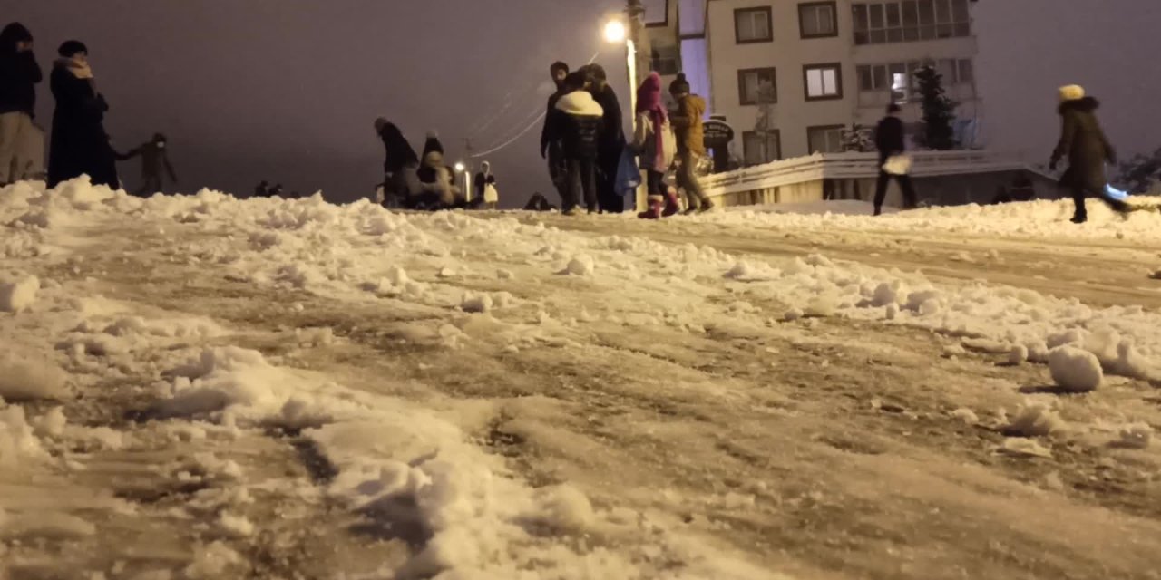 KARABÜK'TE ETKİLİ OLAN KAR YAĞIŞI ÇOCUKLARI SEVİNDİRİRKEN ARAÇ SÜRÜCÜLERİ ZOR ANLAR YAŞADI