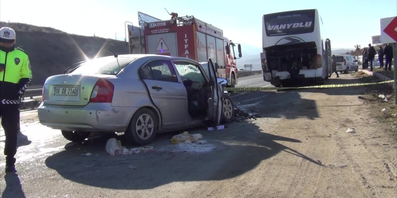 KIRIKKALE’DE YOLCU OTOBÜSÜNE ÇARPAN OTOMOBİL SÜRÜCÜSÜ HAYATINI KAYBETTİ