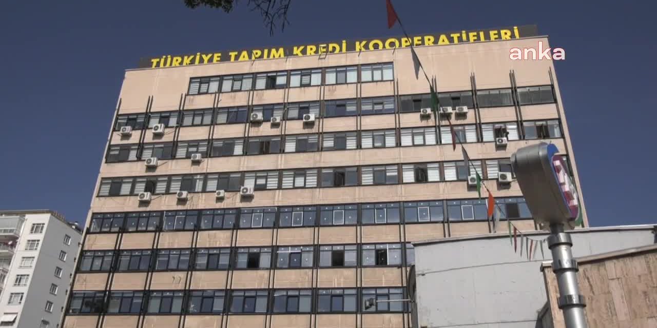 ÇİFTÇİLER 12. KEZ TARIM KREDİ KOOPERATİFİ ÖNÜNDE: "SUÇLU DEĞİL BORÇLUYUZ"