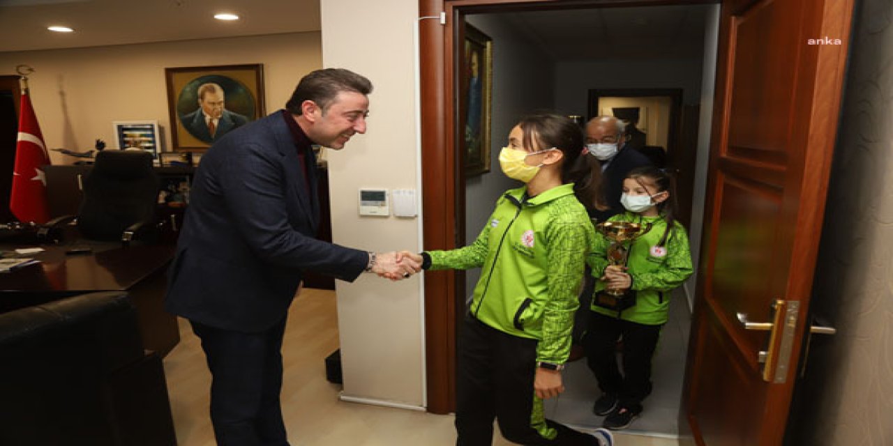 DERECEYE GİREN MODERN PENTATLON SPORCULARINDAN BANDIRMA BELEDİYE BAŞKANI TOSUN'A ZİYARET