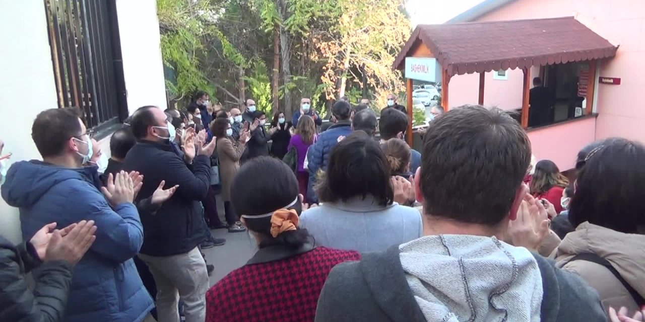 OSMANİYE’DE DOKTORLARDAN ALKIŞLI PROTESTO