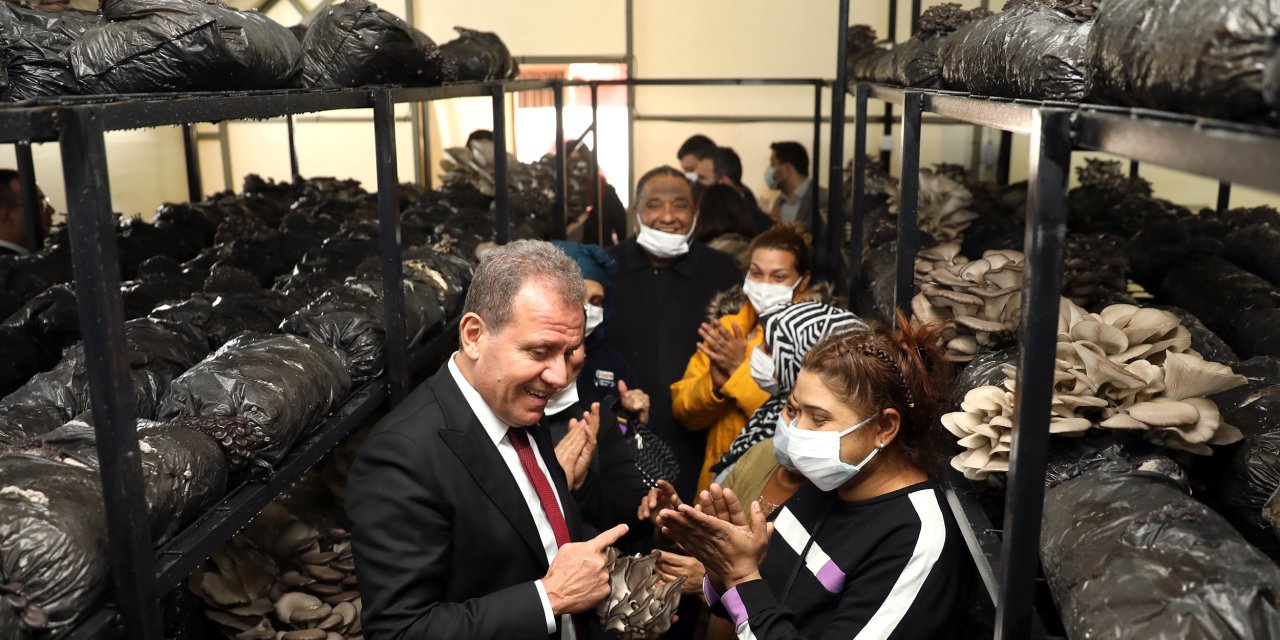VAHAP SEÇER, ROMAN KADINLAR İLE MANTAR HASADI YAPTI