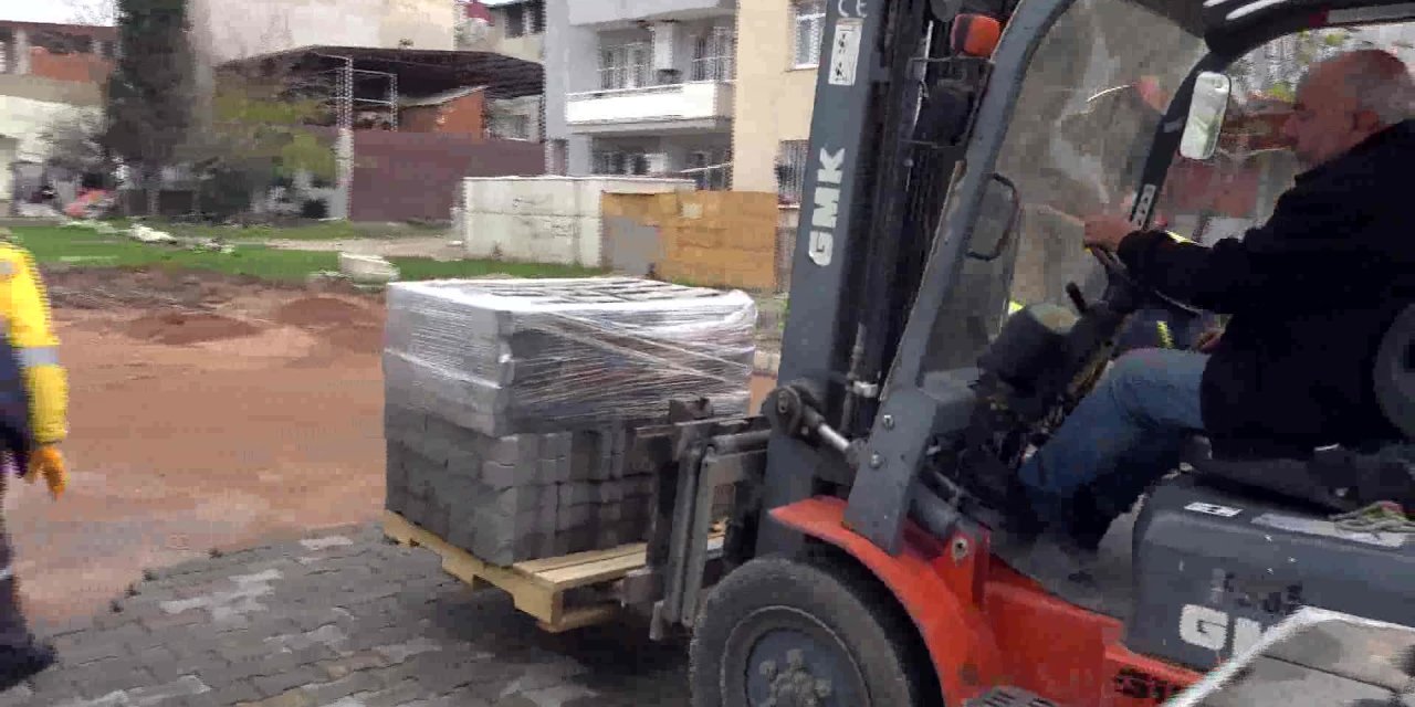 BUCA’DA KİLİT PARKE VE ASFALT YAMA MESAİSİ