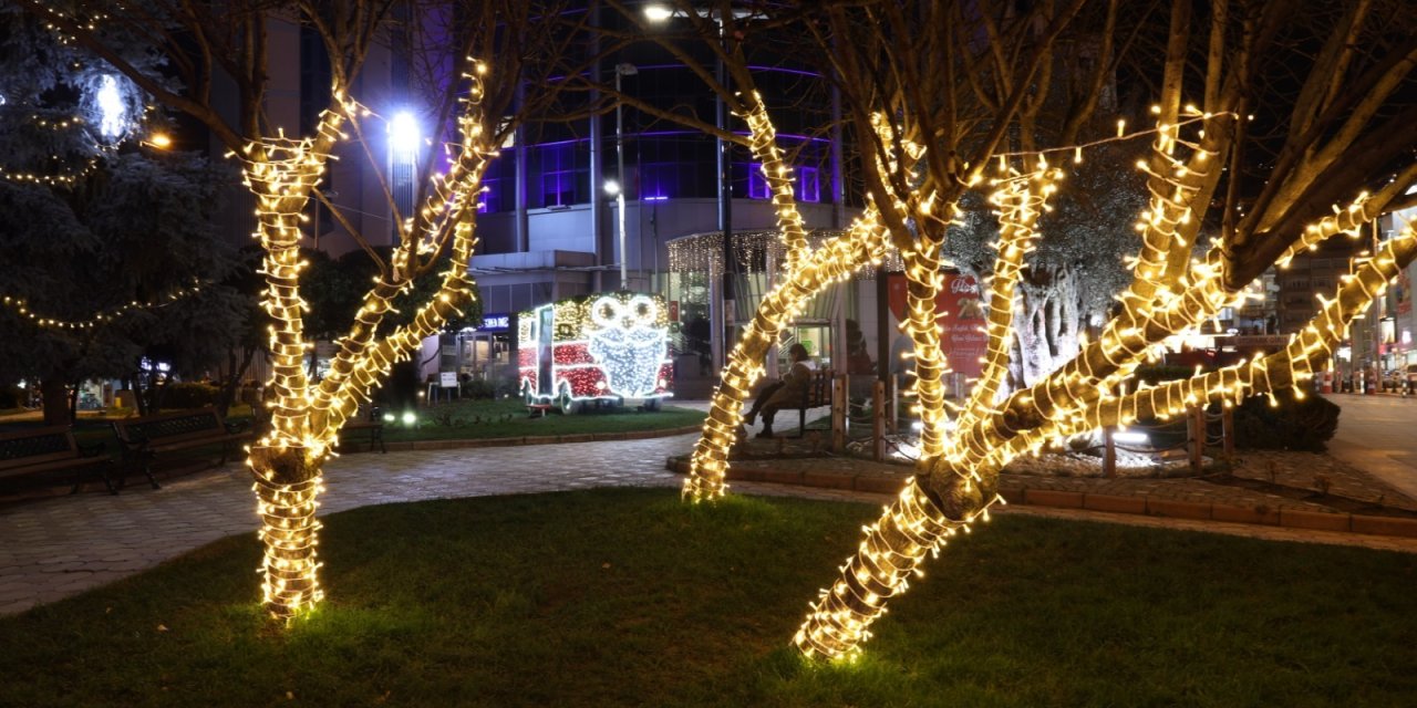 İZMİT’İN SOKAKLARI YENİ YILA HAZIRLANIYOR