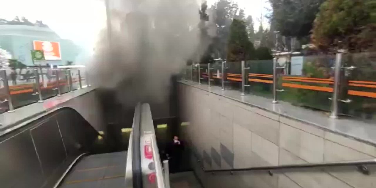 İSTANBUL’DA ŞİŞLİ METRO DURAĞI'NIN FULYA YÖNÜNDEKİ ALT GEÇİDİNİ BASAN DUMAN PANİĞE NEDEN OLDU