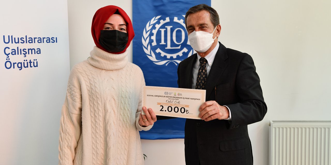 TEPEBAŞI'NDA GENÇ GİRİŞİMCİLERE ÖDÜLLERİ VERİLDİ