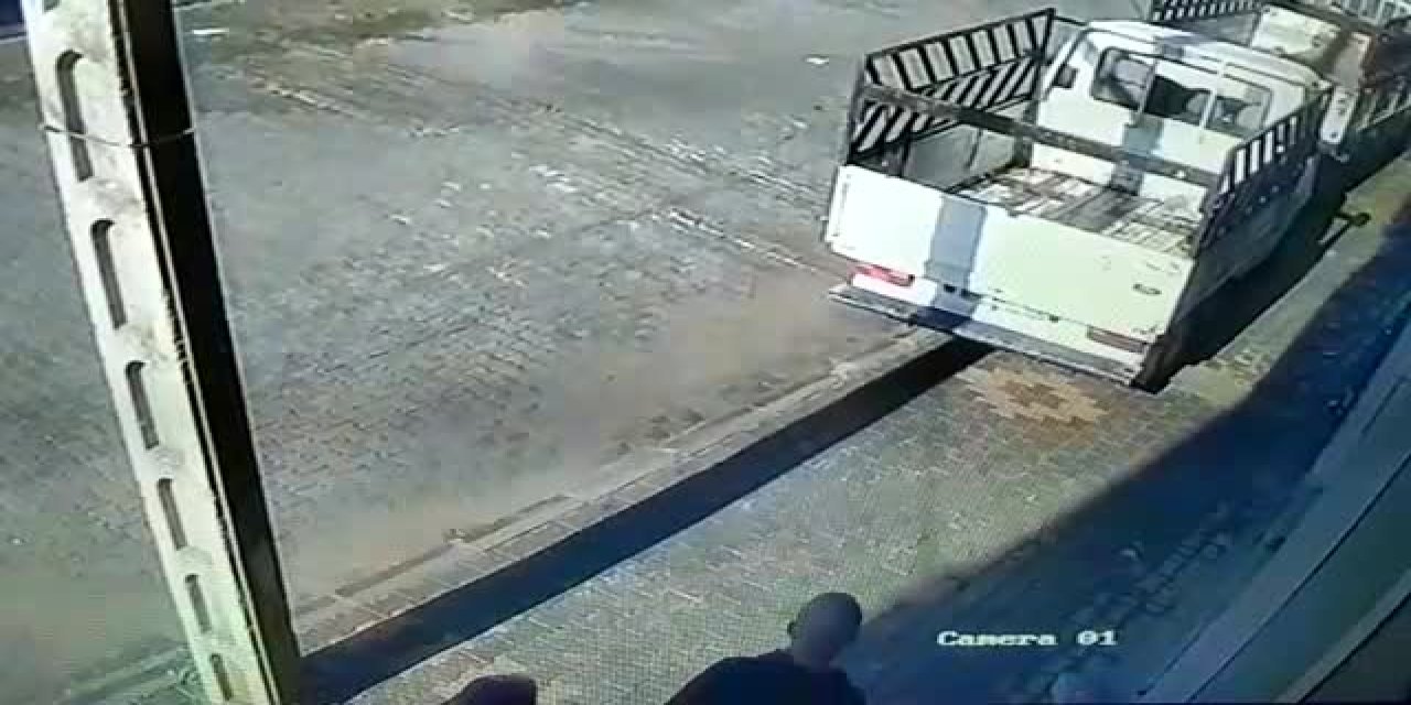 YAŞLI KADININ ALTIN YÜZÜĞÜNÜ ÇALDI, TUTUKLANDI