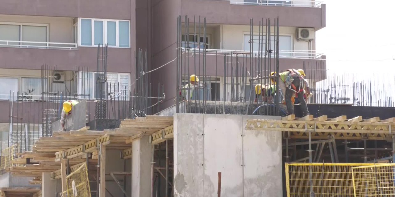 DEPREMİN VURDUĞU İZMİR'DE MÜTEAHHİTLER, PROJE ÜRETMEK İSTEMİYOR: "DEMİR FİYATI BİR AYDA 6 LİRADAN 14 LİRAYA YÜKSELDİ, MALİYET HESABI YAPAMIYORUZ"