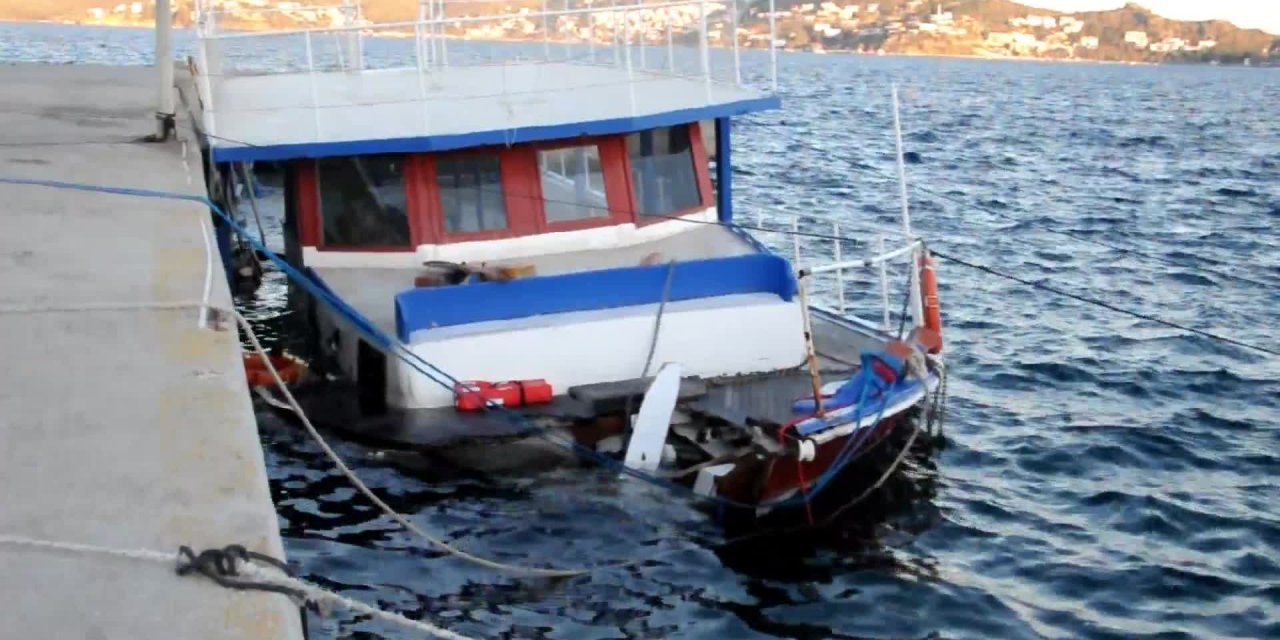 BODRUM'DA ŞİDDETLİ RÜZGAR TUR TEKNESİNİ PARÇALADI