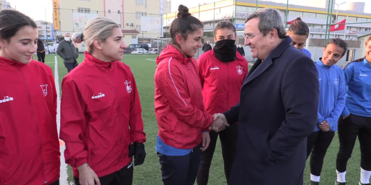 KONAK’IN KADIN FUTBOL TAKIMINDAN ŞAMPİYONLUK SÖZÜ