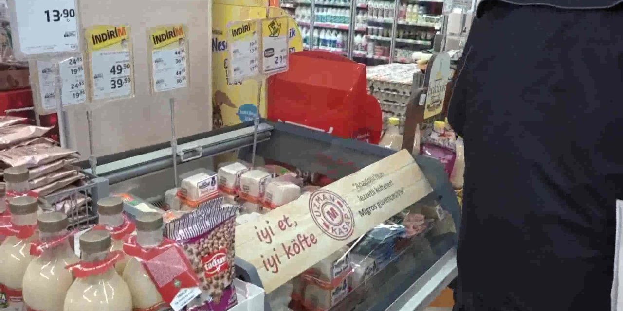 BÜYÜKÇEKMECE'DE ZABITADAN RAF VE KASALARDAKİ FİYAT FARKINA CEZA