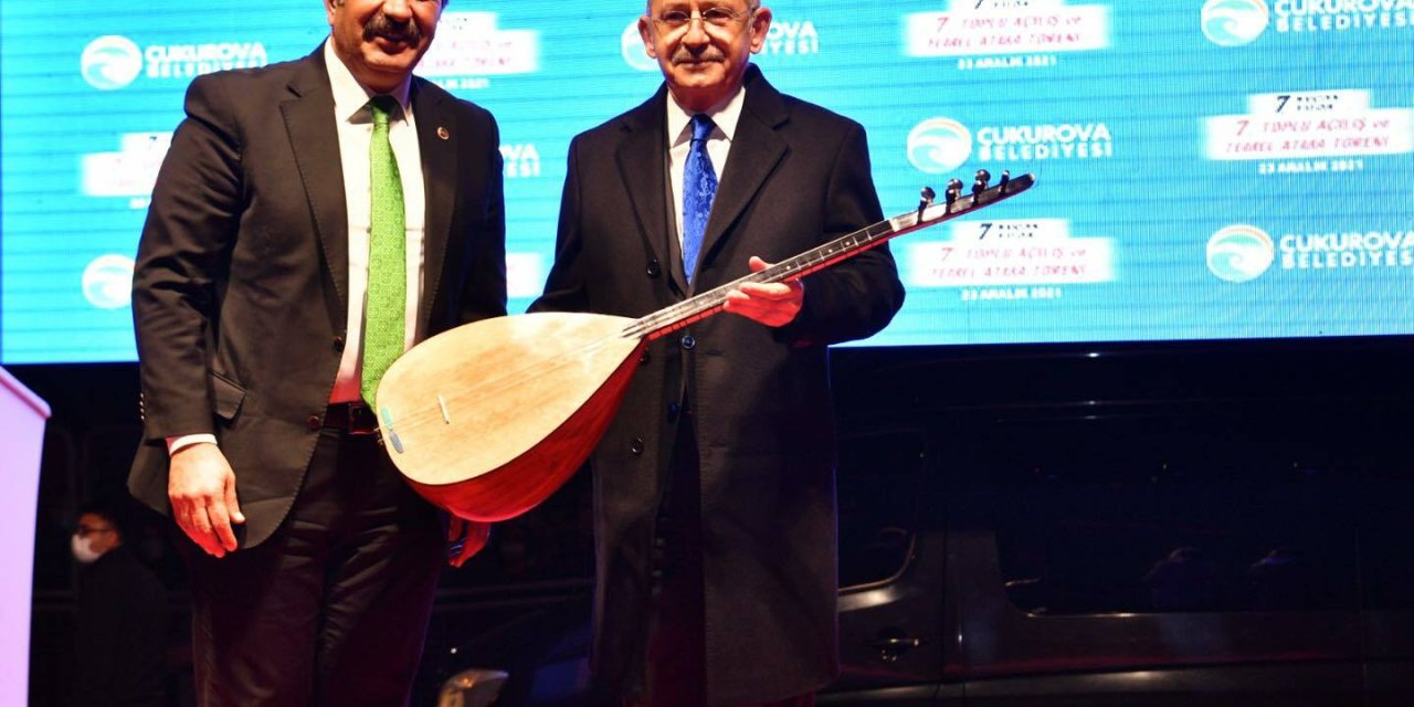 ÇUKUROVA BELEDİYE BAŞKANI ÇETİN, CHP LİDERİ KILIÇDAROĞLU'NA BAĞLAMA HEDİYE ETTİ